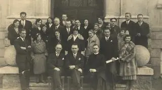 Nauczyciele przed wejściem do szkoły Powszechnej nr 1 w Gdyni, 1930 r.