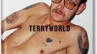 Nawet na okładce albumu "Terryworld" fotograf wystąpił w pełnym negliżu