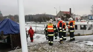Nie mógł wrócić z lodu, pomogli strażnicy graniczni i strażacy