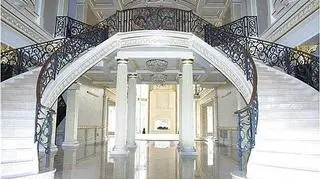 Nie tylko hol jest wyłożony marmurem (fot. Alabama Real Estate)