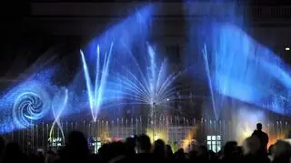 Niebieskie fontanny na Bebelplatz (PAP/EPA)