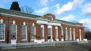 Niedaleko Pałacu Kensington zanjduje się oranżeria zbudowana w 1704 roku (fot. Wikipedia)