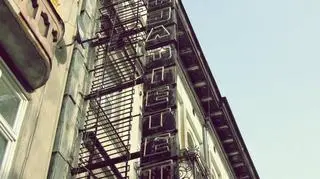 Niedziałający neon "Restauracja dietetyczna" na ul. św. Marcin