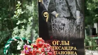 Niektóre nagrobki ozdabiane są pozłacaną farbą