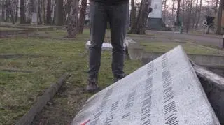 Niektóre tablice są poprzewracane