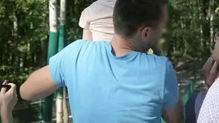 Niektórzy nawet stawiają dzieci, by stały na barierkach