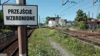 Nielegalne, niebezpieczne, ale wygodniejsze zejście z peronu drugiego
