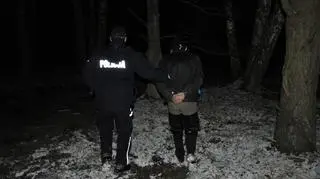 Nielegalnych poszukiwaczy bursztynu zatrzymuje policja