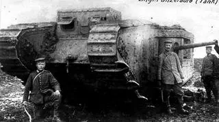 Niemieccy żołnierze przy obezwładnionym brytyjskim czołgu Mark III w 1917 roku. Widać podpis "Panzerauto", świadczący o tym, że w Niemczech nie zdecydowano się jeszcze jak nazywać czołgi. Ostatecznie przyjęto nazwę "Panzerkampfwagen" 
