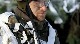 Niemiecki grenadier pancerny na poligonie Altmark. Na hełmie widać odbiorniki laserowe, które odpowiadają za wykrycie "trafienia" wiązką lasera "wystrzeloną" przez przeciwnika