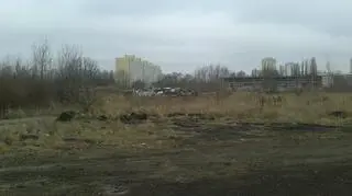 Nieopodal chodnika straszą dawne przemysłowe budynki