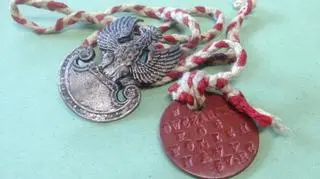 "Nieśmiertelnik" i orzełek z czapki bosmanmata Wacława Owczarczyka, który zginął w maszynowni ORP Dragon