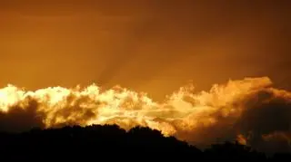 Nietypowe barwy nieba nad Gdynią (fot. Artur)