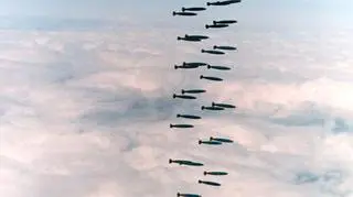 Nieujawniona ilość B-2 została przystosowana do zrzutu jednego MOP. Tutaj maszyna zrzuca 47 bomb, każda o masie 227 kg (Fot. USAF)