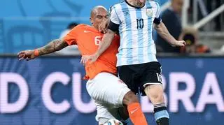 Nigel De Jong miał pauzować miesiąc, a zatrzymał Lionela Messiego