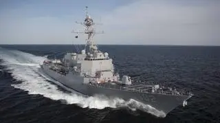 Niszczyciel USS Sampson uczestniczy w poszukiwaniach airbusa linii AirAsia od końca grudnia