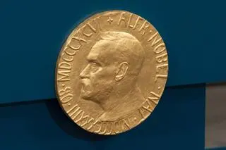 Nagroda Nobla oprócz pieniędzy to także złoty medal z wizerunkiem Alfreda Nobla oraz kaligrafowany dyplom.