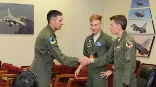 Norweg uratowany przez Auto-GCAS (w środku) i jego instruktor (P) podczas spotkania z szefem dywizjonu doświadczalnego, który jako pierwszy testował system unikający zderzenia z ziemią