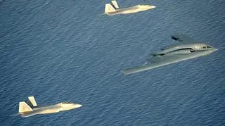 Nosiciel superbomb, bombowiec B-2, w eskorcie F-22 (Fot. USAF)