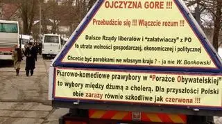 Nowy senator w swoim zbiorze ma około stu takich banerów