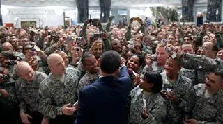 Obama z żołnierzami USA w Camp Victory w Bagdadzie, 7 kwietnia 2009 