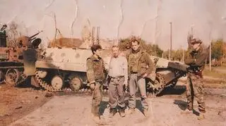 Obrońcy Vukovaru i zniszczony pojazd serbskich oddziałów w tle