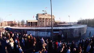  Obywatele NRD i RFN czekający na otwarcie muru przy Bramie Brandenburskiej (grudzień 1989)