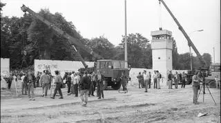 Oczyszczanie murów na polnej drodze i demontaż strażnicy     