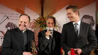 Od lewej Ks. Kazimierz Sowa, dyrektor kanału Religia.tv, Jacek Fedorowicz, Marek Tejchman (PAP/Grzegorz Jakubowski)