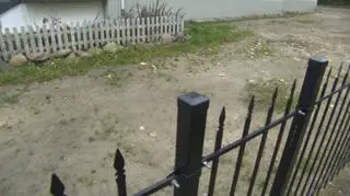 Od ulicy płotem odgrodził ich sąsiad