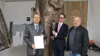 Odbiór odlewu pomnika