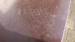 Odcisk podeszwy buta amatora kamer