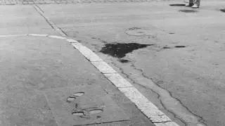 Odcisk stóp Gavrila Principa w miejscu, w którym oddał strzały. Zdjęcie z 1955 roku