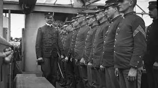 Oddział piechoty morskiej na pokładzie USS Charleston
