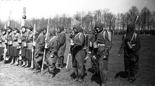 Oddział Przysposobienia Wojskowego kobiet w kombinezonach przeciwgazowych 1931 r