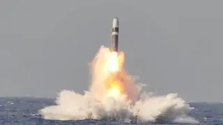 Odpalana z okrętu podwodnego amerykańska rakieta balistyczna Trident II D5. Jedna może przenieść osiem głowic termojądrowych