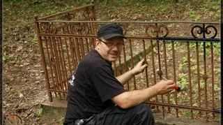 Odświeżono także zabytkowe ogrodzenie przy nagrobkach