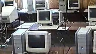 Odtajnione zdjęcie, które ma pokazywać komputery sekundy po "trafieniu" przez mikrofale z CHAMP-a