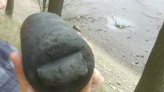 Odważnik od XIX-wiecznego zegara, który prawdopodobnie stał w gospodzie lub w jednym z domów