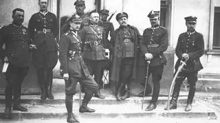 Oficerowie marszałka Józefa Piłsudskiego na schodach przed Belwederem