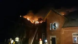 Ogień objął poddasze szkoły