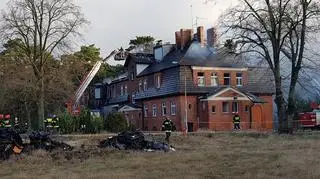 Ogień pojawił się na dachu budynku