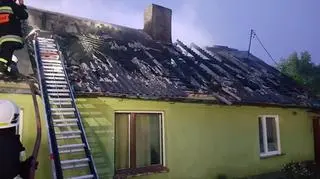 Ogień zajął dach i wnętrze budynku 