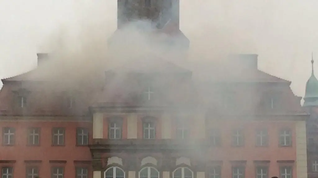 Ogniem objęty jest cały dach budynku