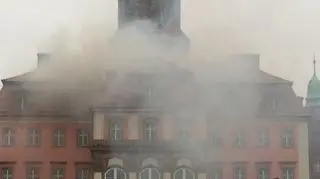 Ogniem objęty jest cały dach budynku