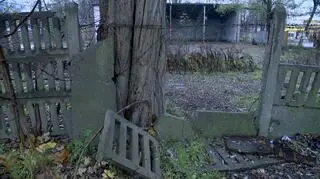 Ogrodzenie terenu jest jednak zniszczone w kilku miejscach