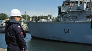 Okręty można oglądać z portowych nabrzeży 