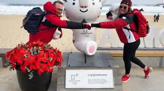 Olimpijczycy z Kanady pozują z maskotką Soohorang 