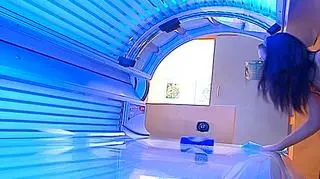 Opalanie się w solarium jest szkodliwe - zwłaszcza dla młodych osób
