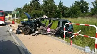 Opel skręcał, gdy wyprzedzała go karetka na sygnale
